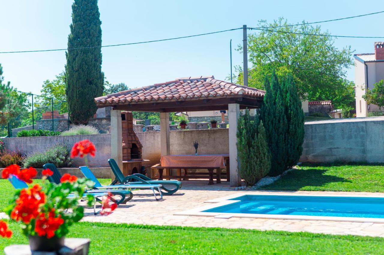 Holiday Home Labud Zminj Exterior photo