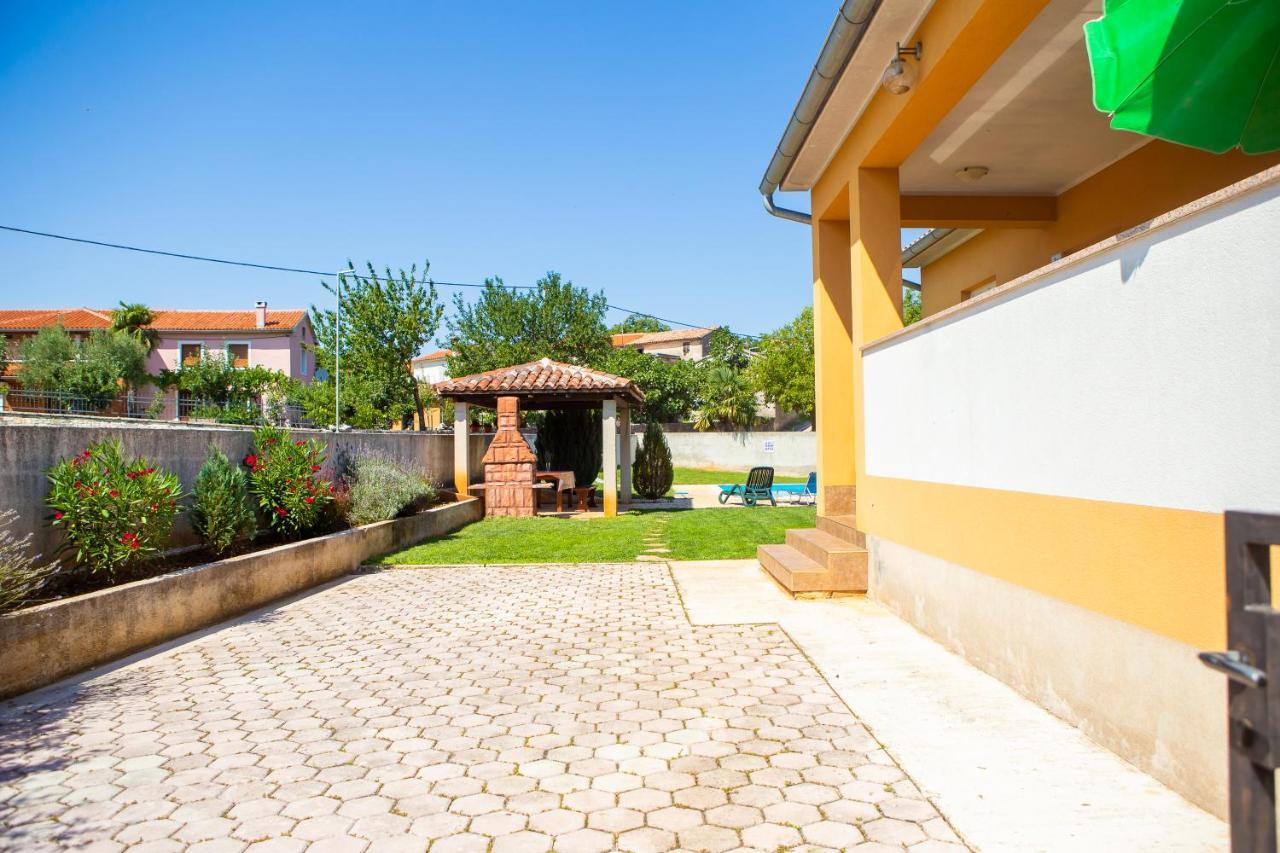 Holiday Home Labud Zminj Exterior photo